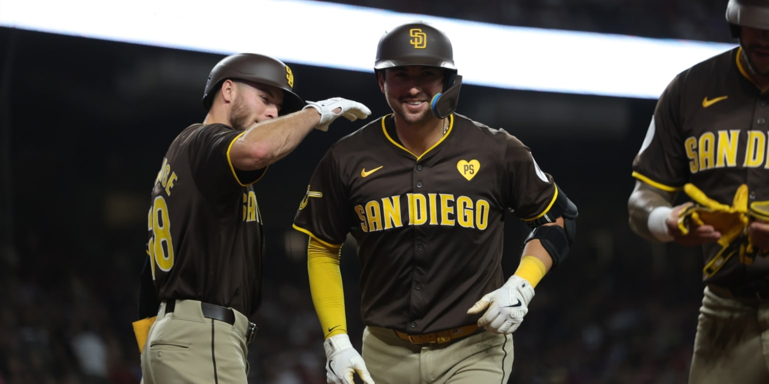 Padres pegan tres HR en la 9na para poner en jaque a los D-backs