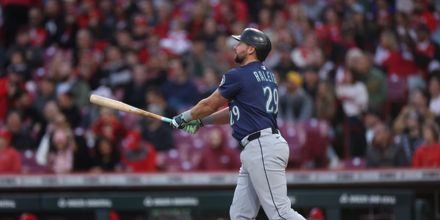 Cal Raleigh hits 100th career home run