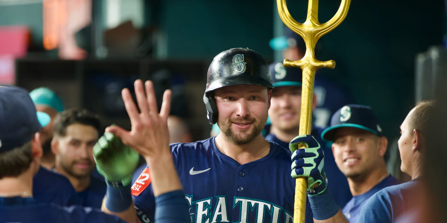 Raleigh shines brightest in Mariners' rout, leading MLB in HRs
