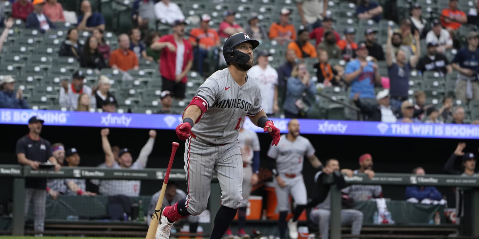 Clemens' go-ahead HR helps Twins sweep O's, extend winning streak to 10