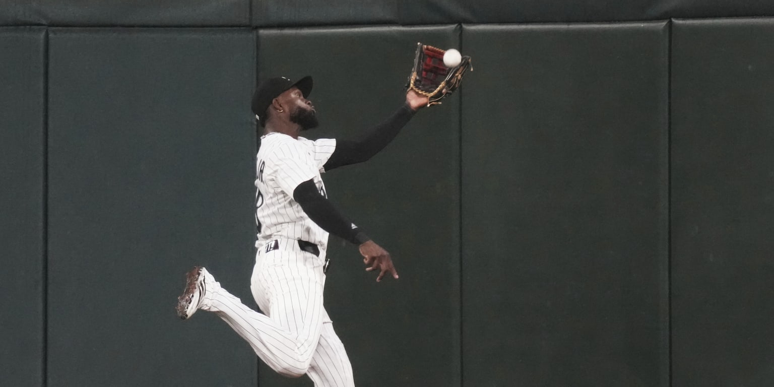 Luis Robert Jr. abandona juego de Medias Blancas por aparente lesión en la corva