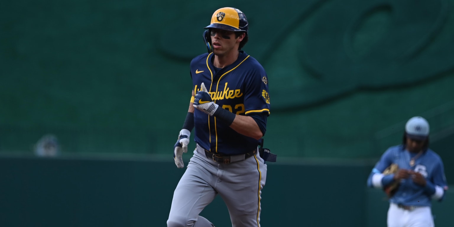 Yelich placed on IL with left groin strain; Brewers add OF Jones