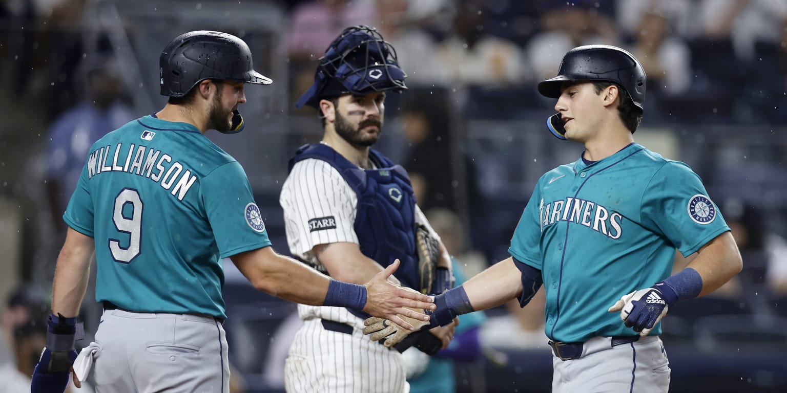 Mariners all in on promising infielders as Suárez finds new home