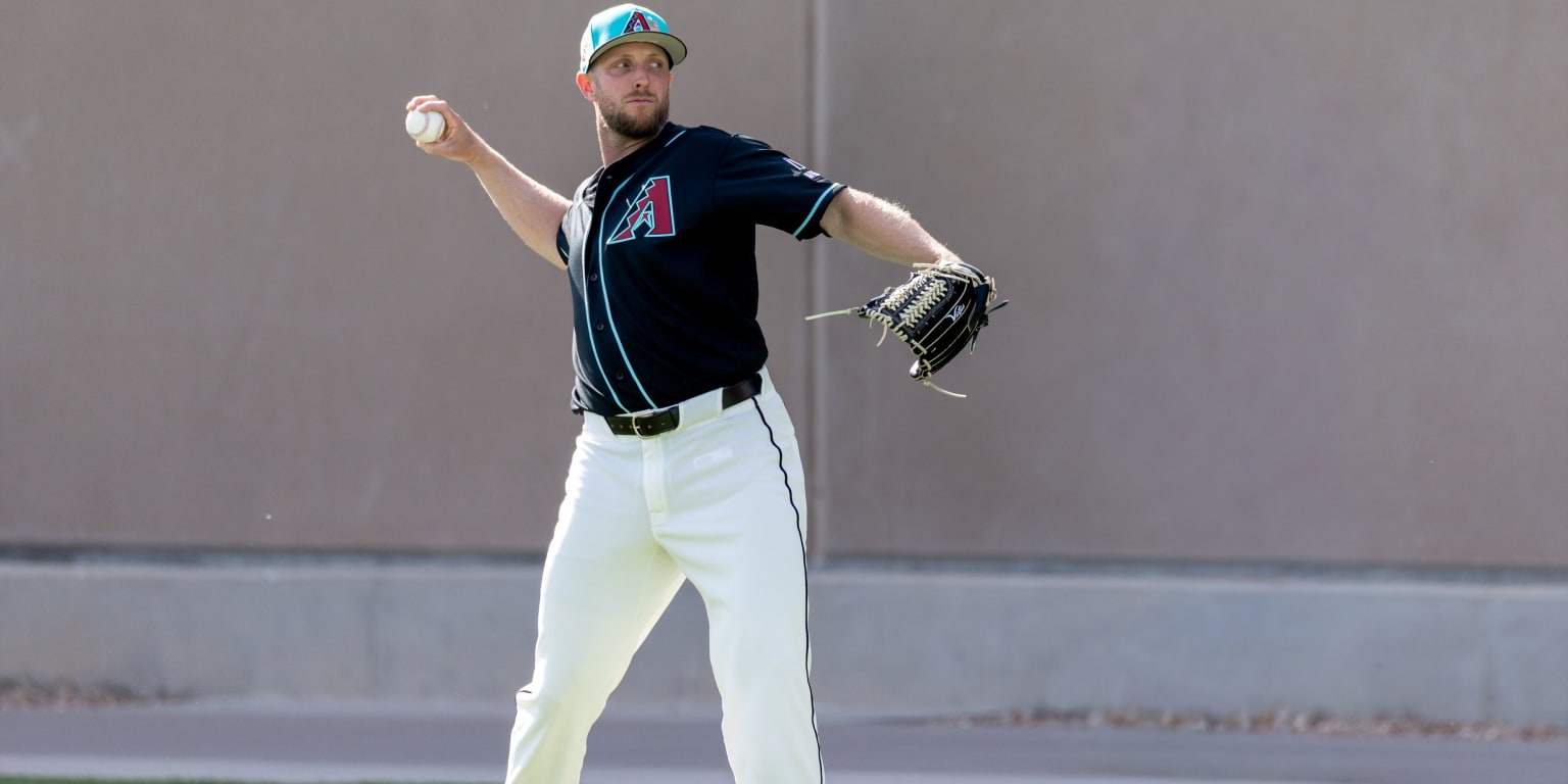 Kelly slowed by back injury at D-backs camp