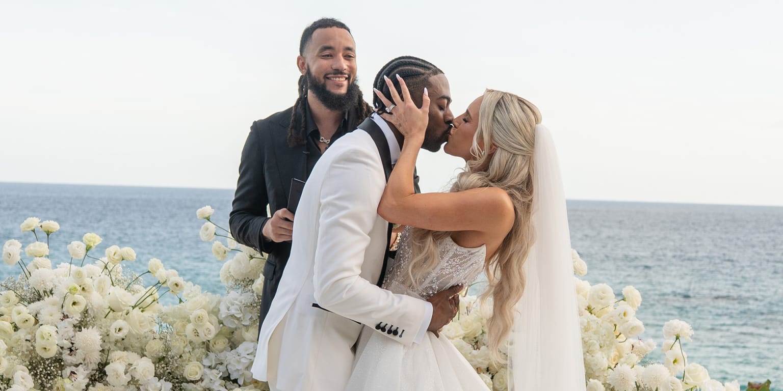 J.P. Crawford officiates Ryan Bliss' wedding in offseason