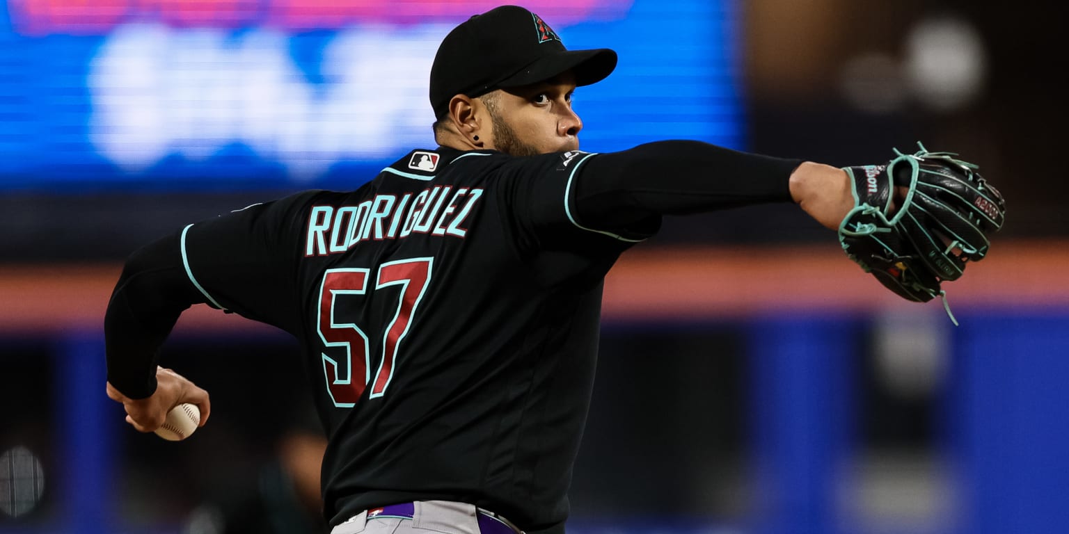 E-Rod withstands McLean's flash to set up lightning-quick rally for D-backs