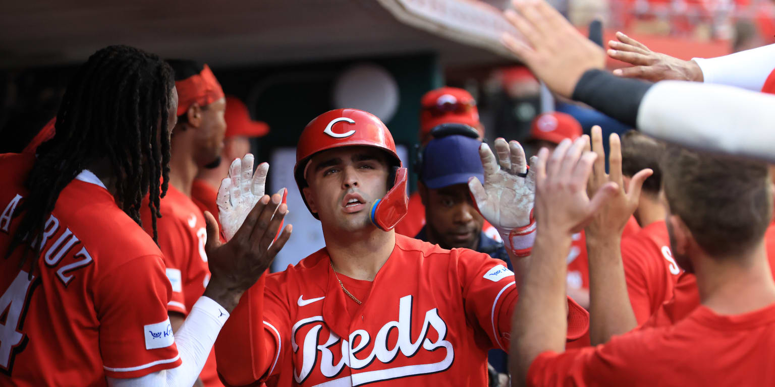 Stewart stays hot, Reds edge Giants with three-hit win 