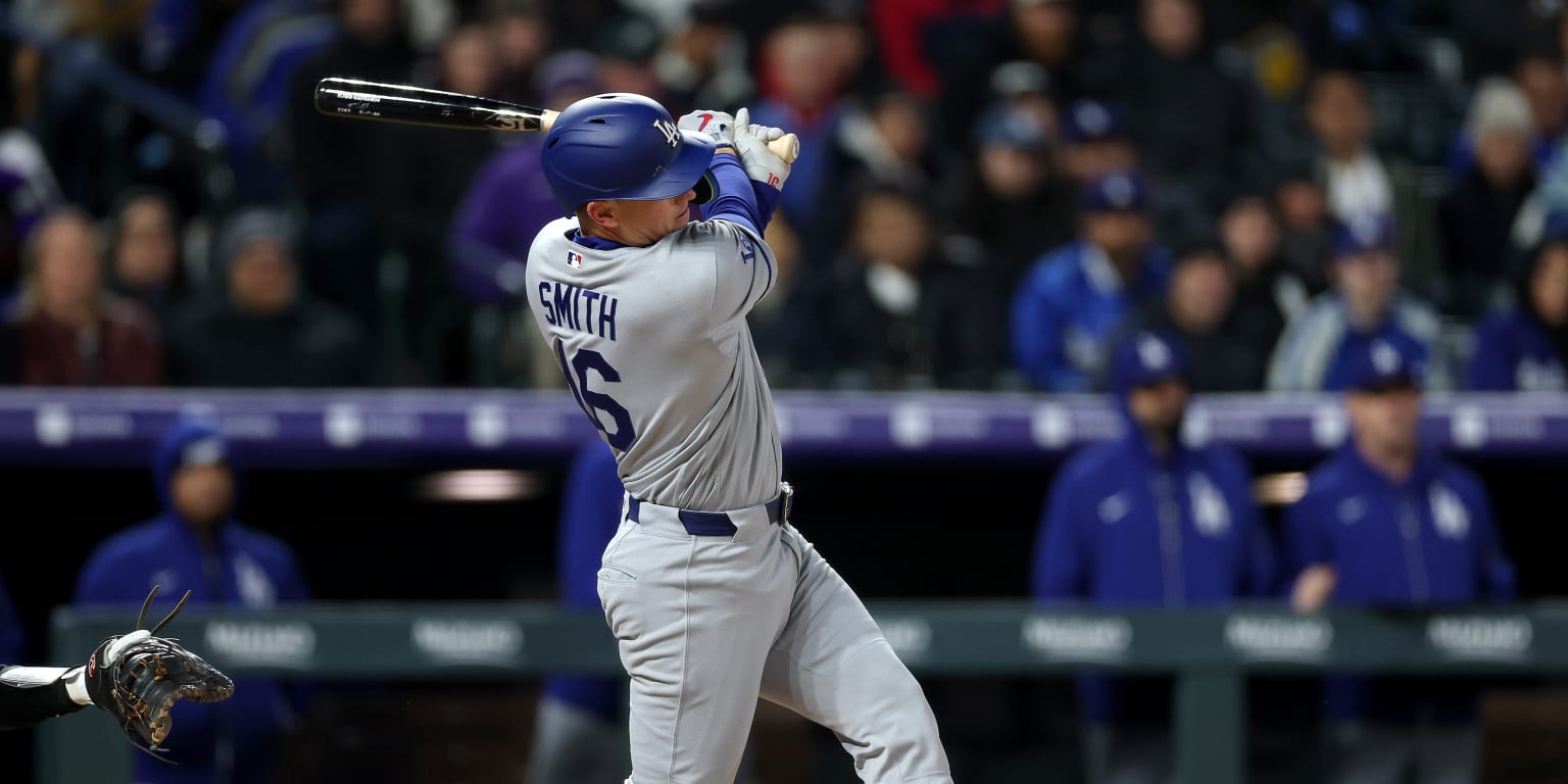 Dodgers, indeed: Roberts narrowly avoids Smith's flying broken bat