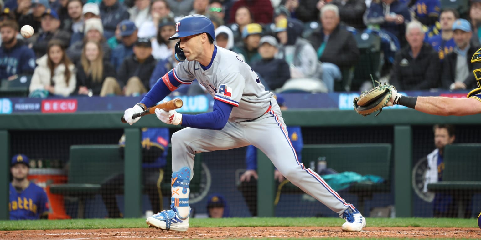 Who's afraid of bunting for a hit? Not Evan Carter