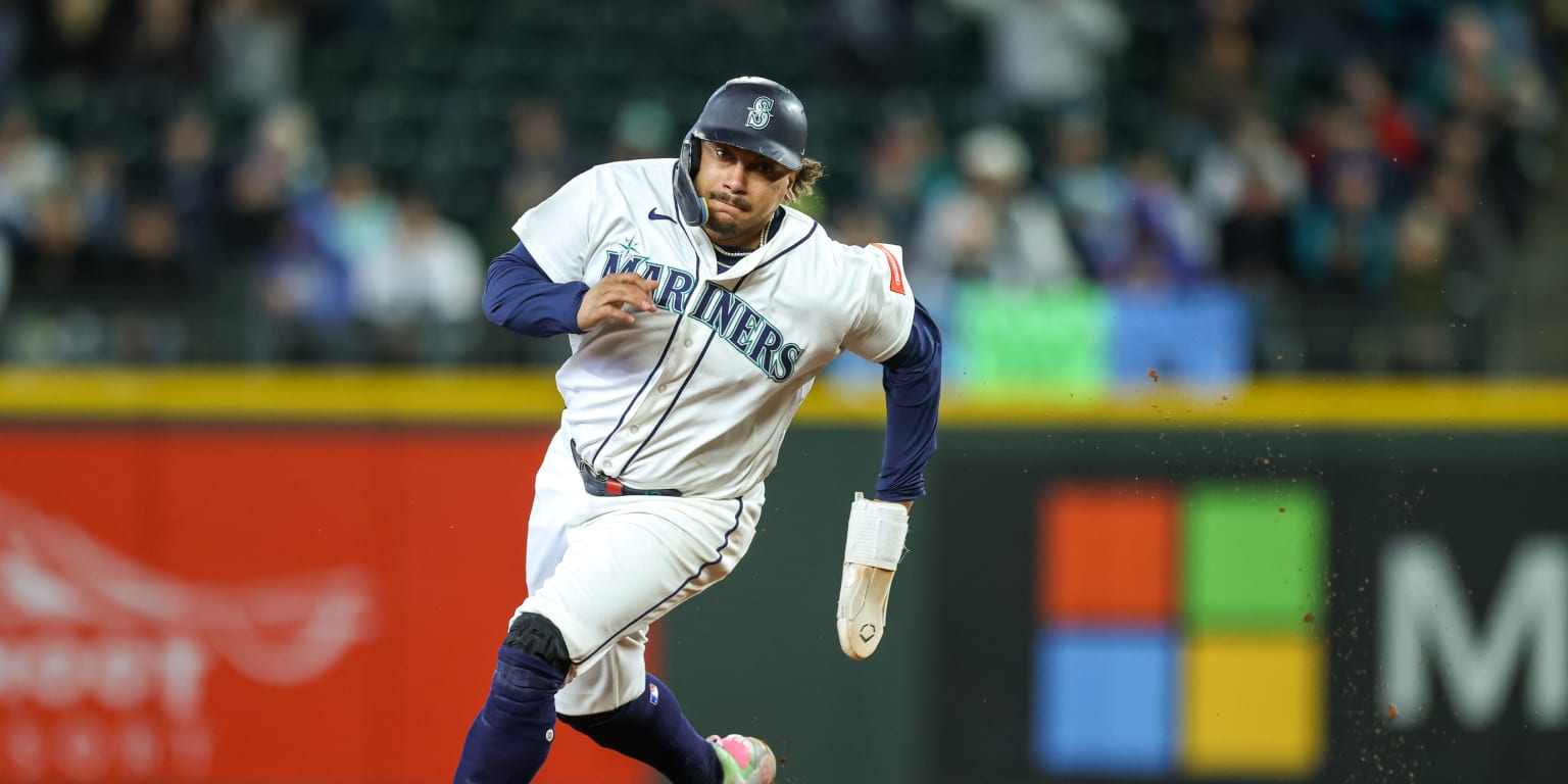Raise the trident! Naylor walks it off to cap huge win for Mariners