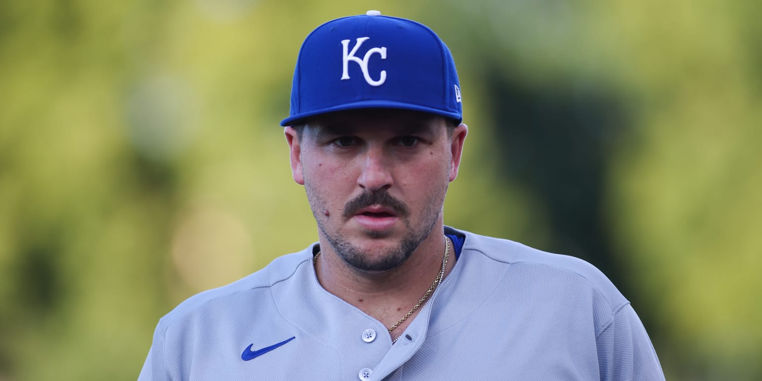 Vinnie Pasquantino exits game with low back tightness