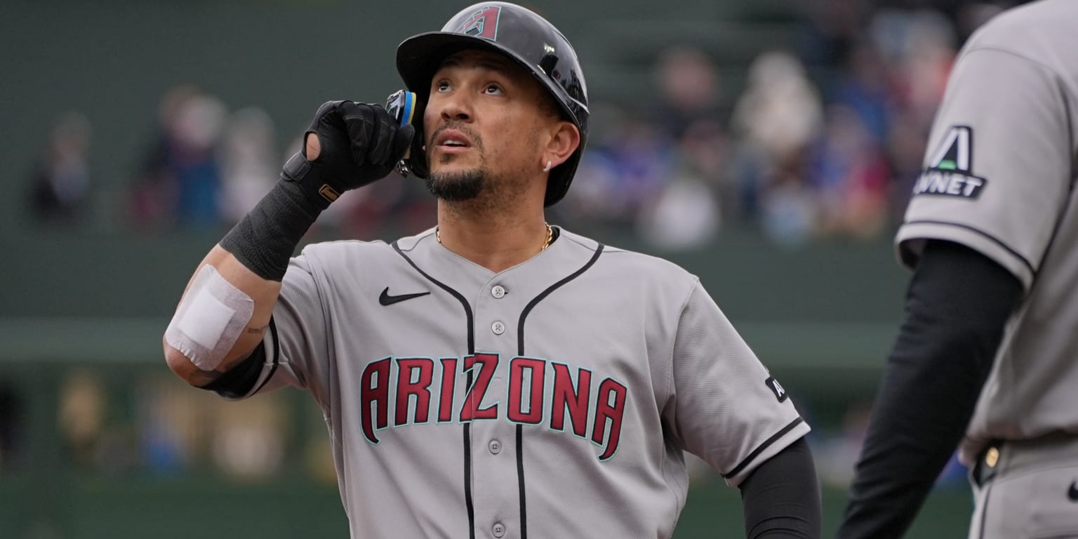 Vargas extends season-opening hitting streak to 24, finishes game above .400