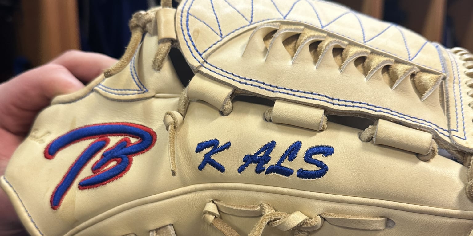 Sheehan honors Gehrig -- and MLB's own Sarah Langs -- with 'K ALS' glove