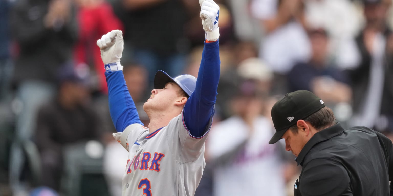 Benge's breakout continues with key HR -- and another diving catch