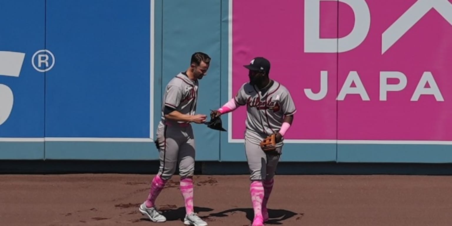 White saves the day, robs Muncy at wall with wild catch