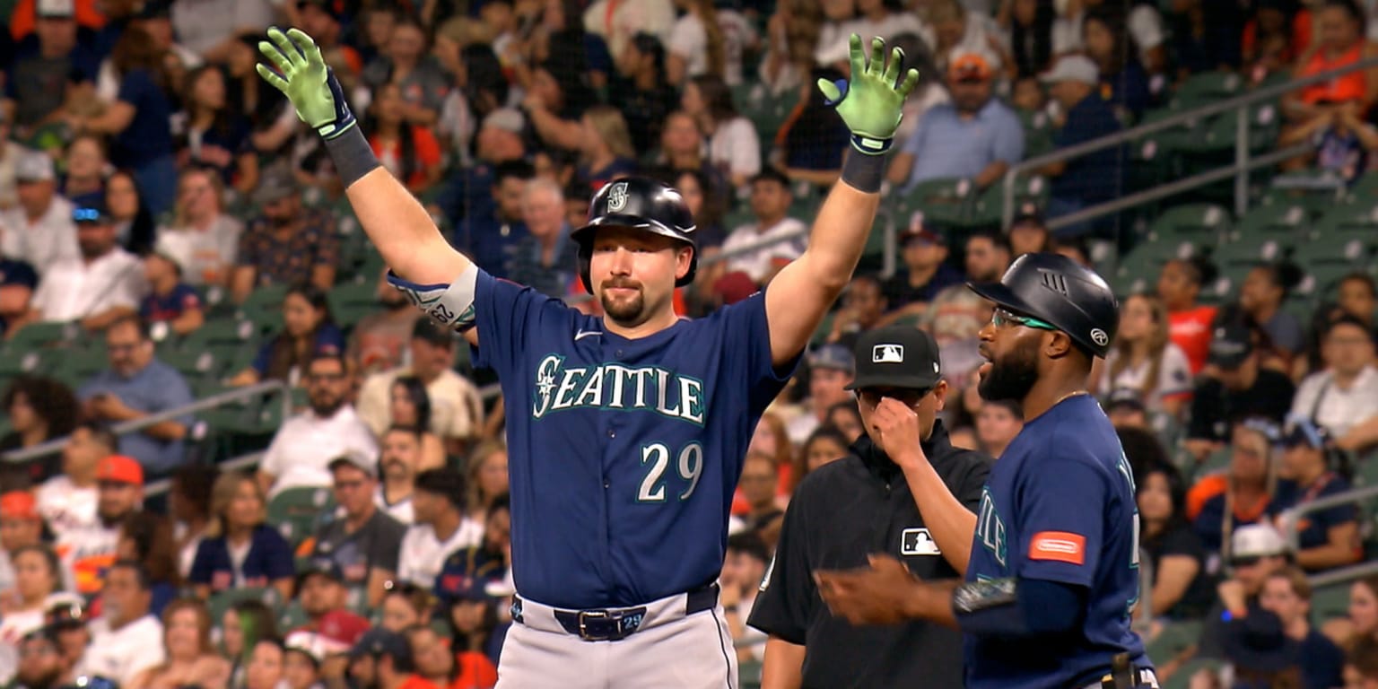 Raleigh snaps 0-for-38 slump, and his teammates made sure to ask for the ball
