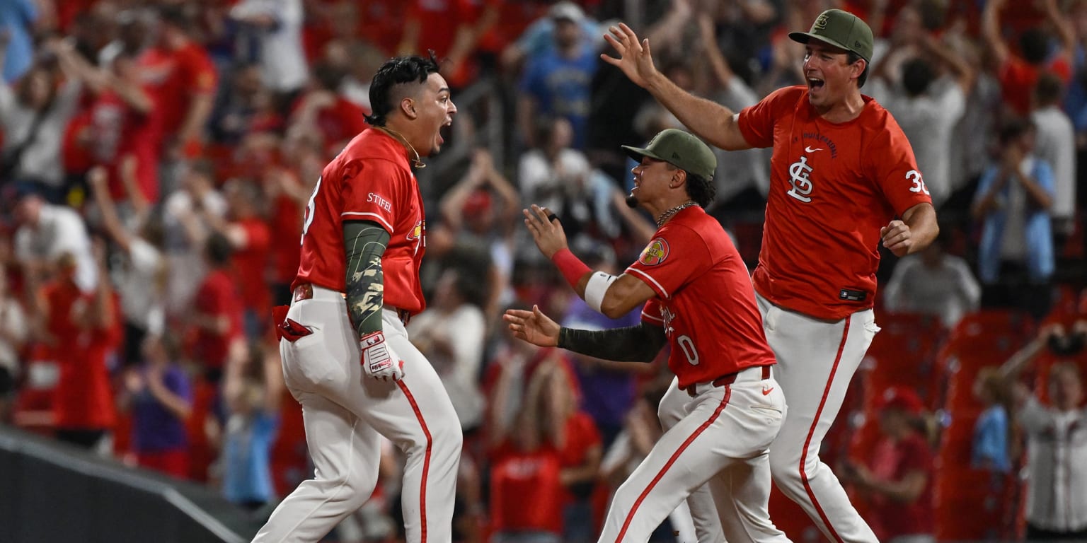 Electric -- and partly shirtless! -- Busch Stadium atmosphere fuels Cards' walk-off