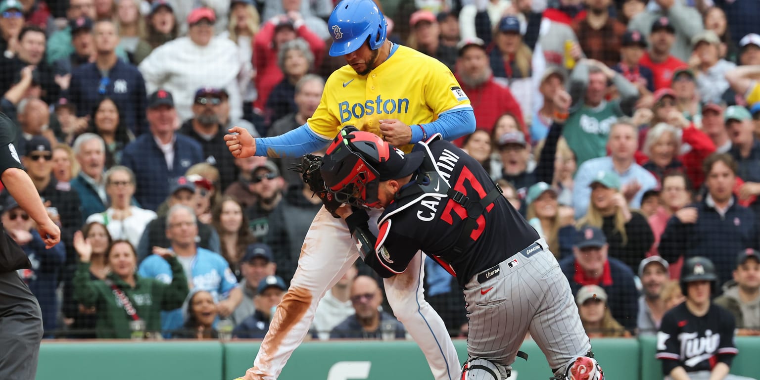 Benches clear after Contreras, Caratini tangle during play at home