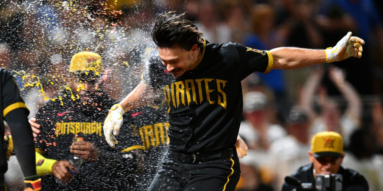 'It's like a movie': Reynolds admires walk-off before breaking into celebration