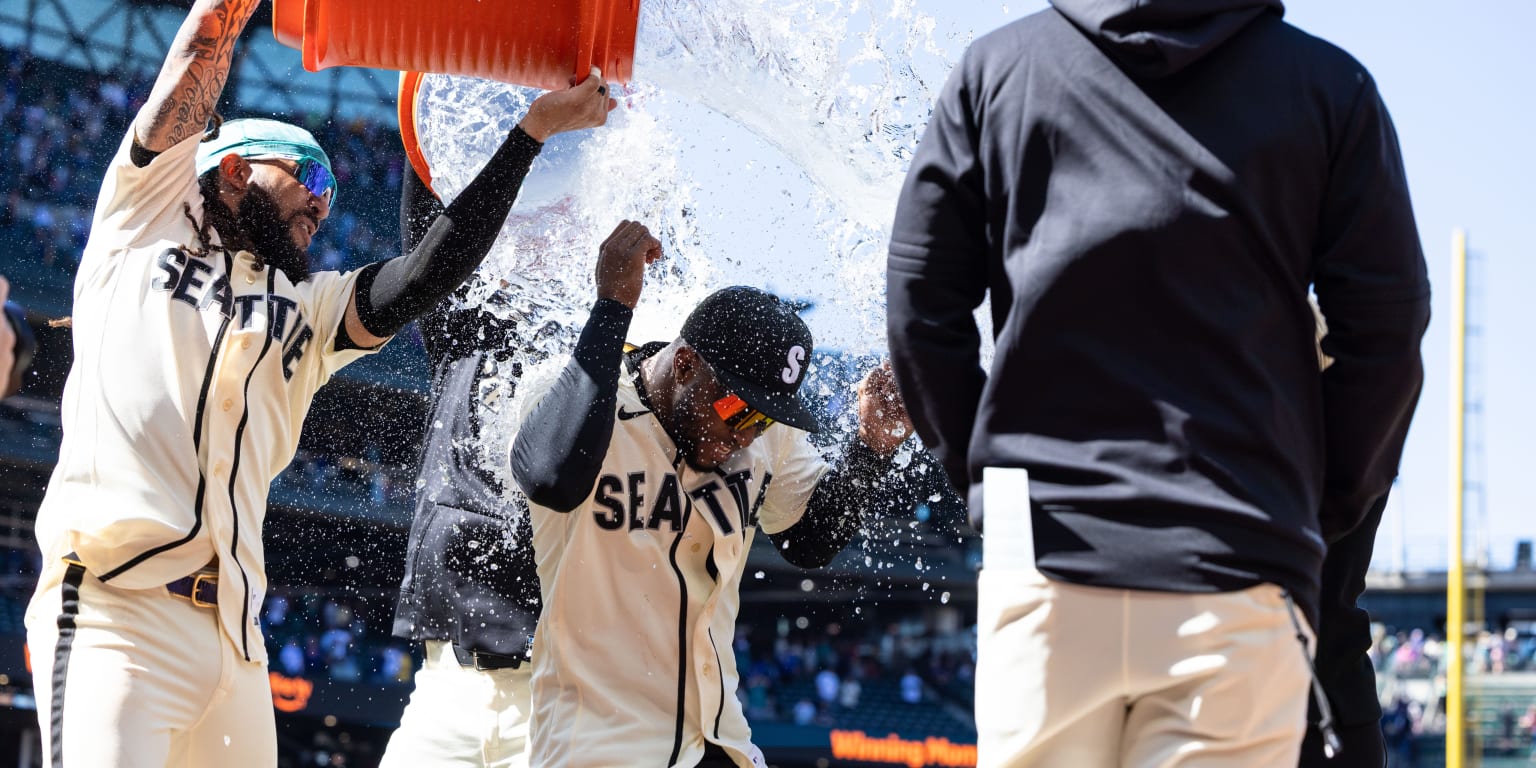 Robles' walk-off single follows successful piggyback for Mariners