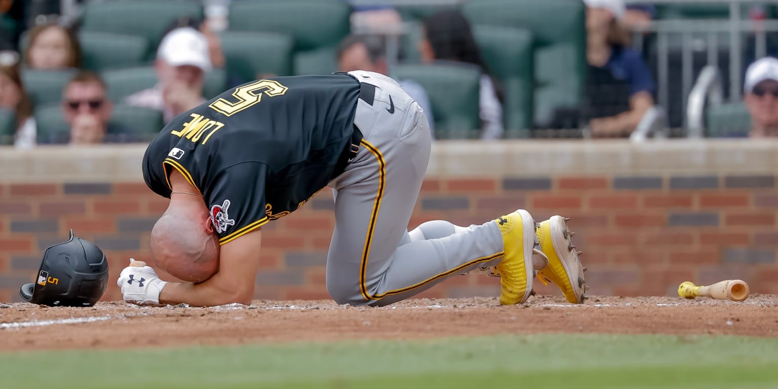 Lowe exits loss to Braves after fouling pitch off knee