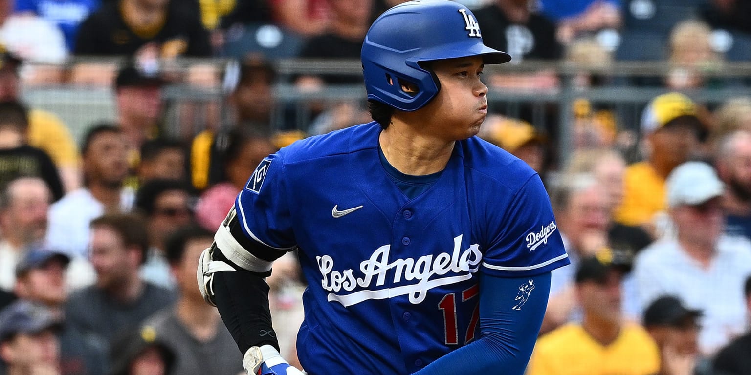 Ohtani exits Dodgers' win vs. Bucs with left knee inflammation, but not before homering