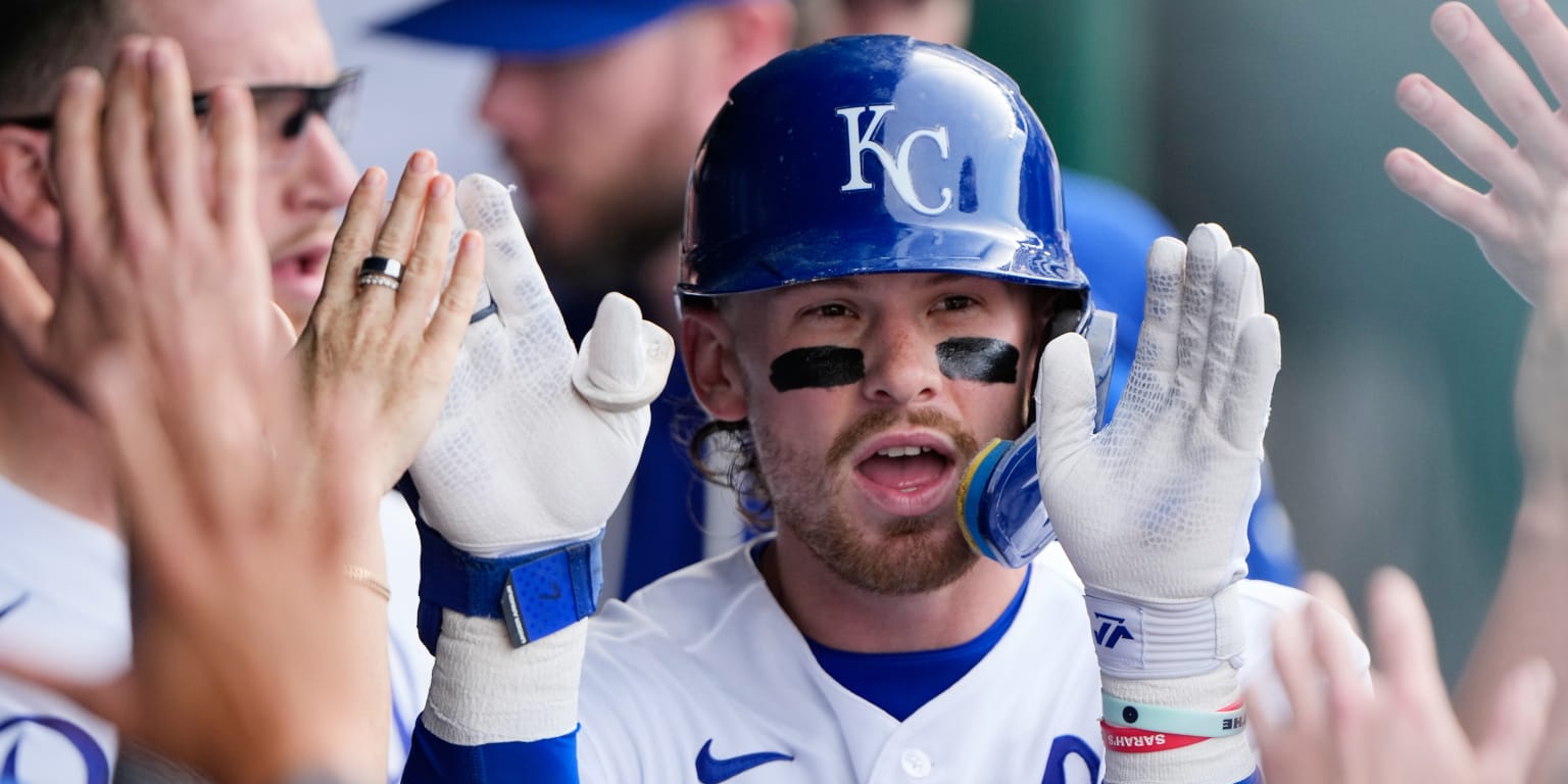 Witt exits against Cardinals with right knee discomfort