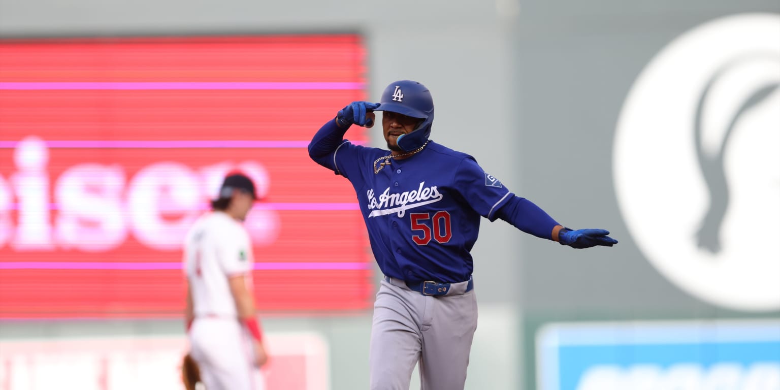 Mookie notches 300th homer for milestone moment in Minnesota