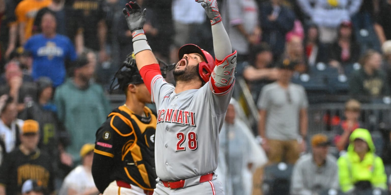 Down to final strike, Suárez's 3-run HR lifts Reds in rainy roller-coaster game