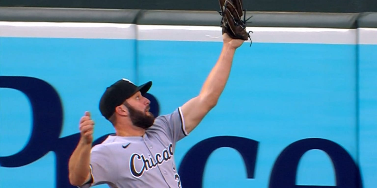Peters 1, Wall 0 ... White Sox outfielder crashes hard after sensational catch