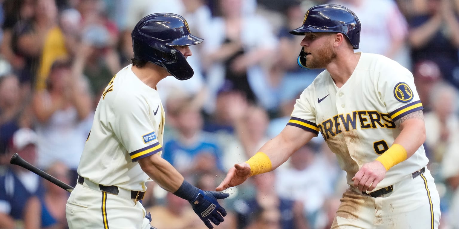 Clutch hitting fuels Brewers' 4-run inning
