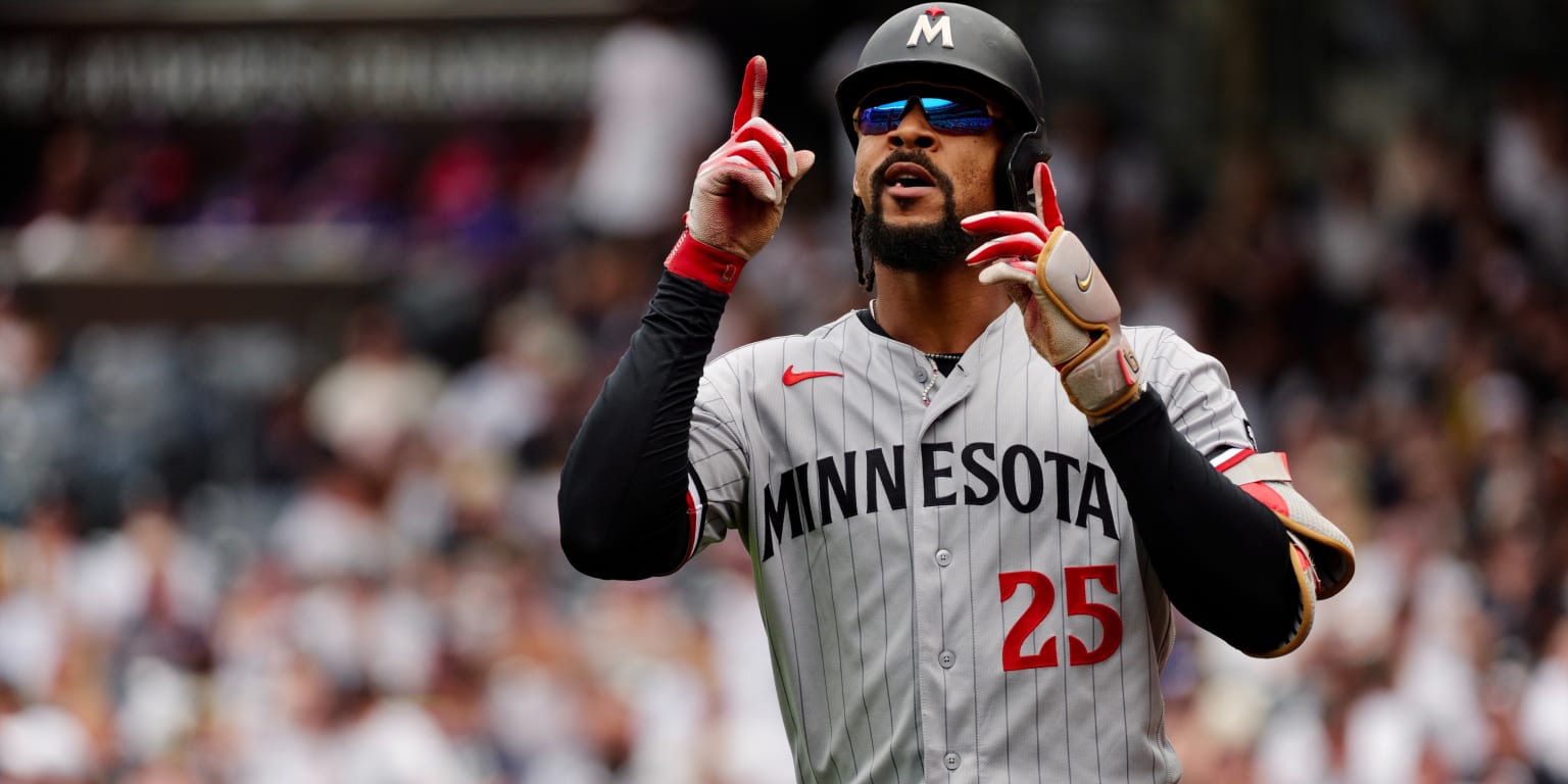 Buxton aggravates hip injury, exits after first caught-stealing since '24