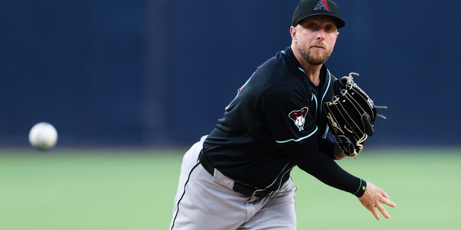 D-backs get vintage performance from Kelly to split set in San Diego