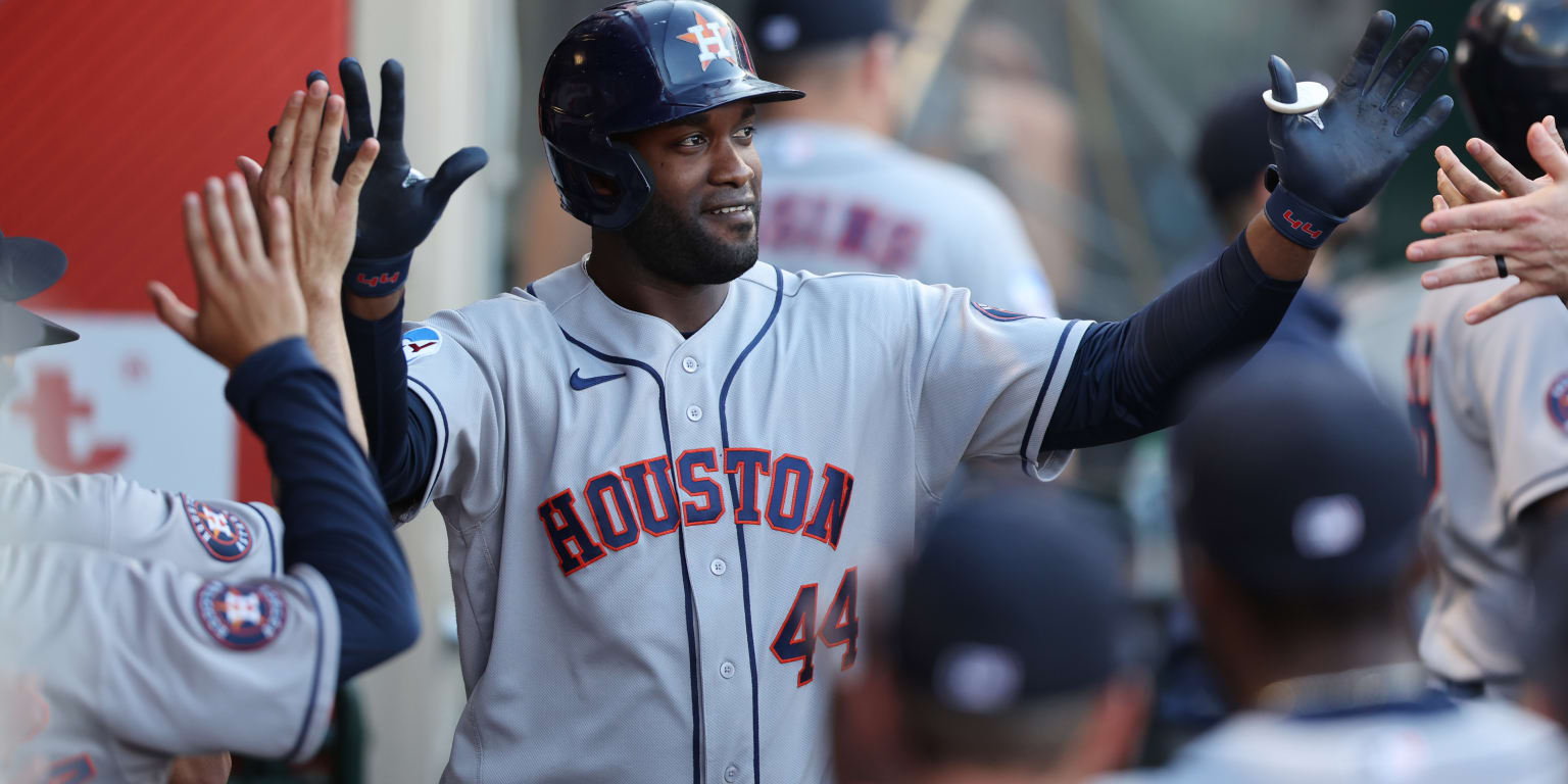 Alvarez delivers monster HR, go-ahead RBI in Astros' win
