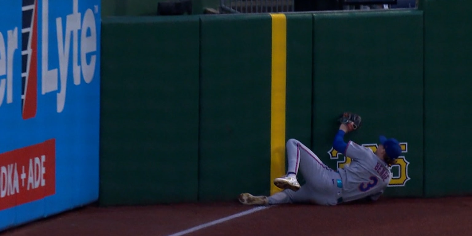 Benge exits with wrist soreness after incredible catch at wall in LF
