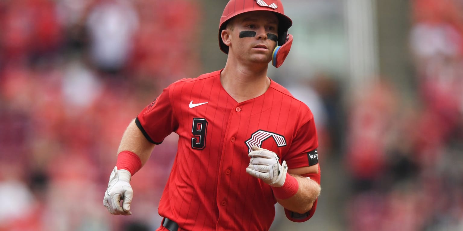 McLain ends slump at plate, sets new standard for Reds' second basemen with glove