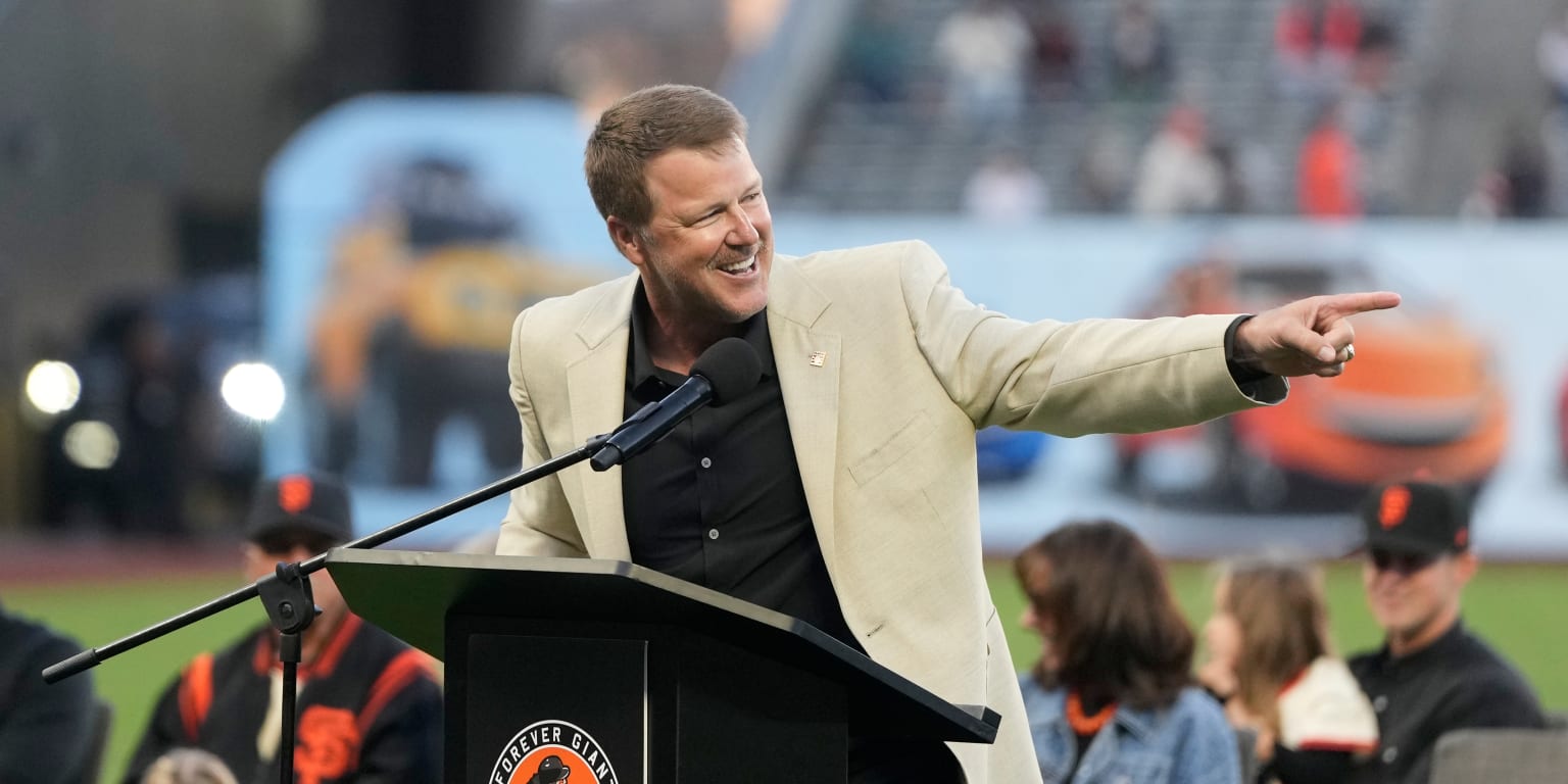 Kent joins Giants royalty with number retirement, and has more than just a hug for Bonds