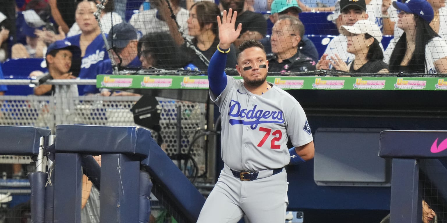 Rojas injures shoulder in possible final game in Miami, will receive treatment