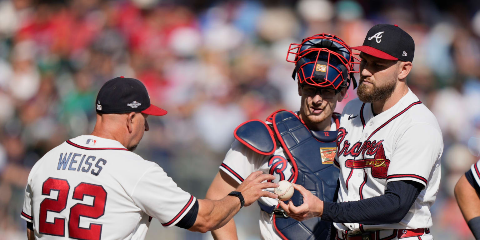 Lee surrenders two homers