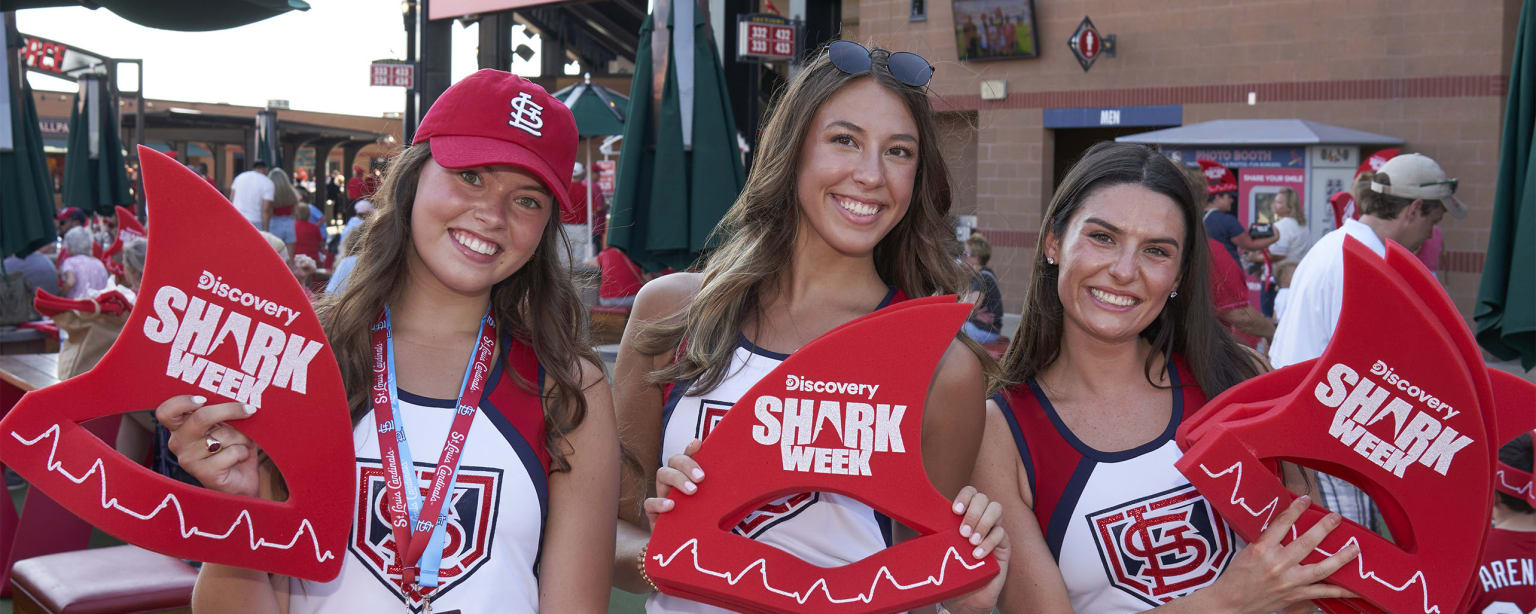 St.-Louis-Cardinals-Team-Fredbird-MLB-Cheerleaders – Meet The Matts