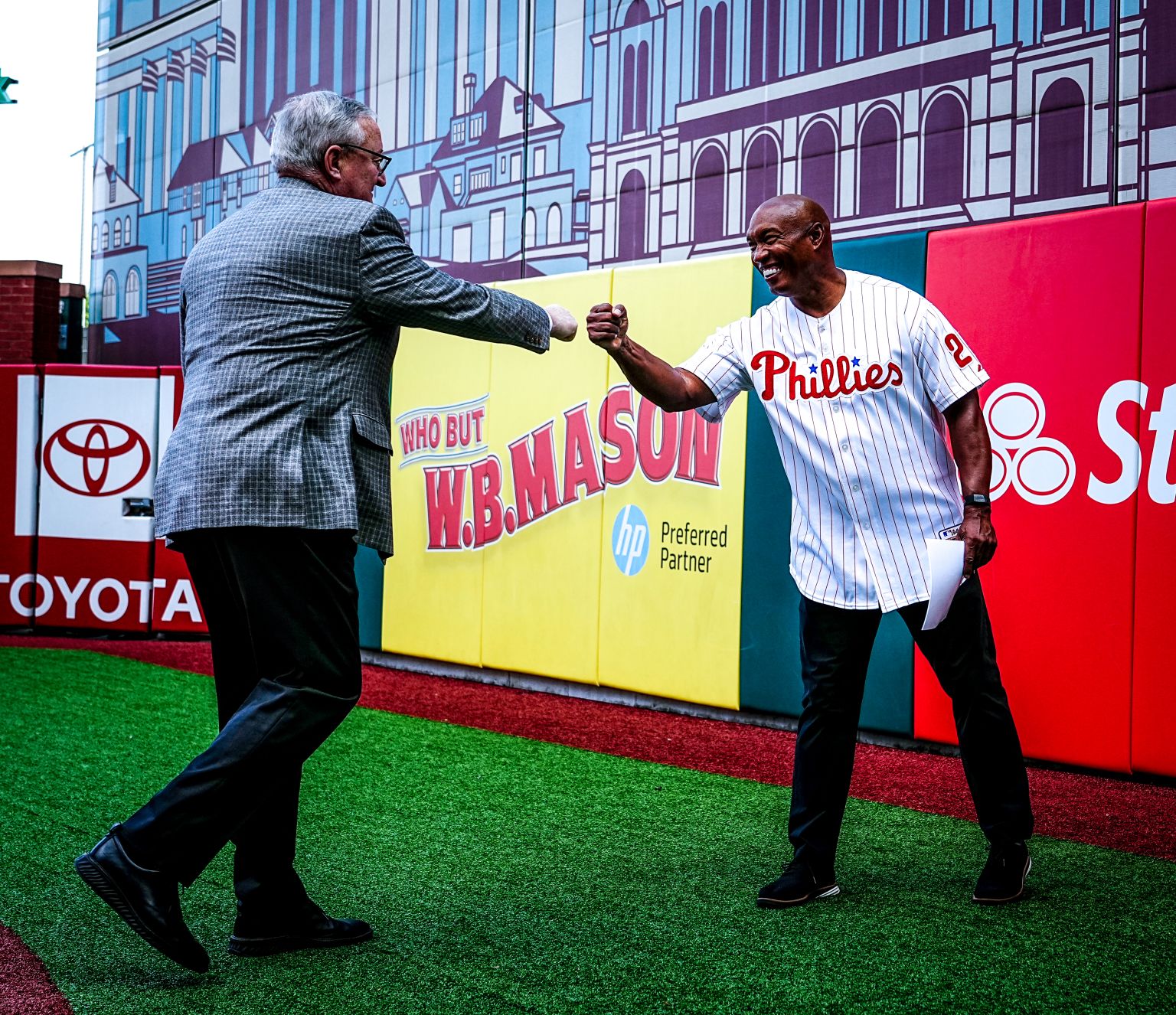 Phillies help 'Ring the Bell' ahead of start of Philly's new school year –  NBC10 Philadelphia