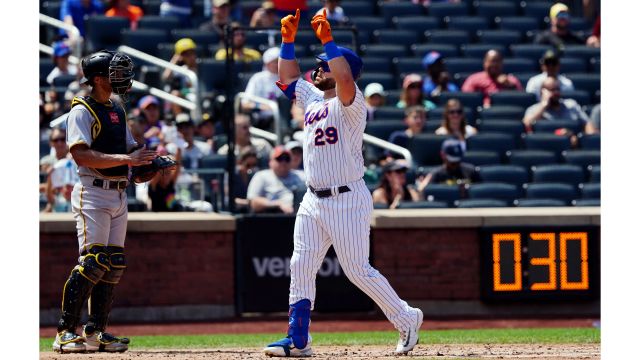 New York Mets' Pete Alonso celebrates a home run with Daniel