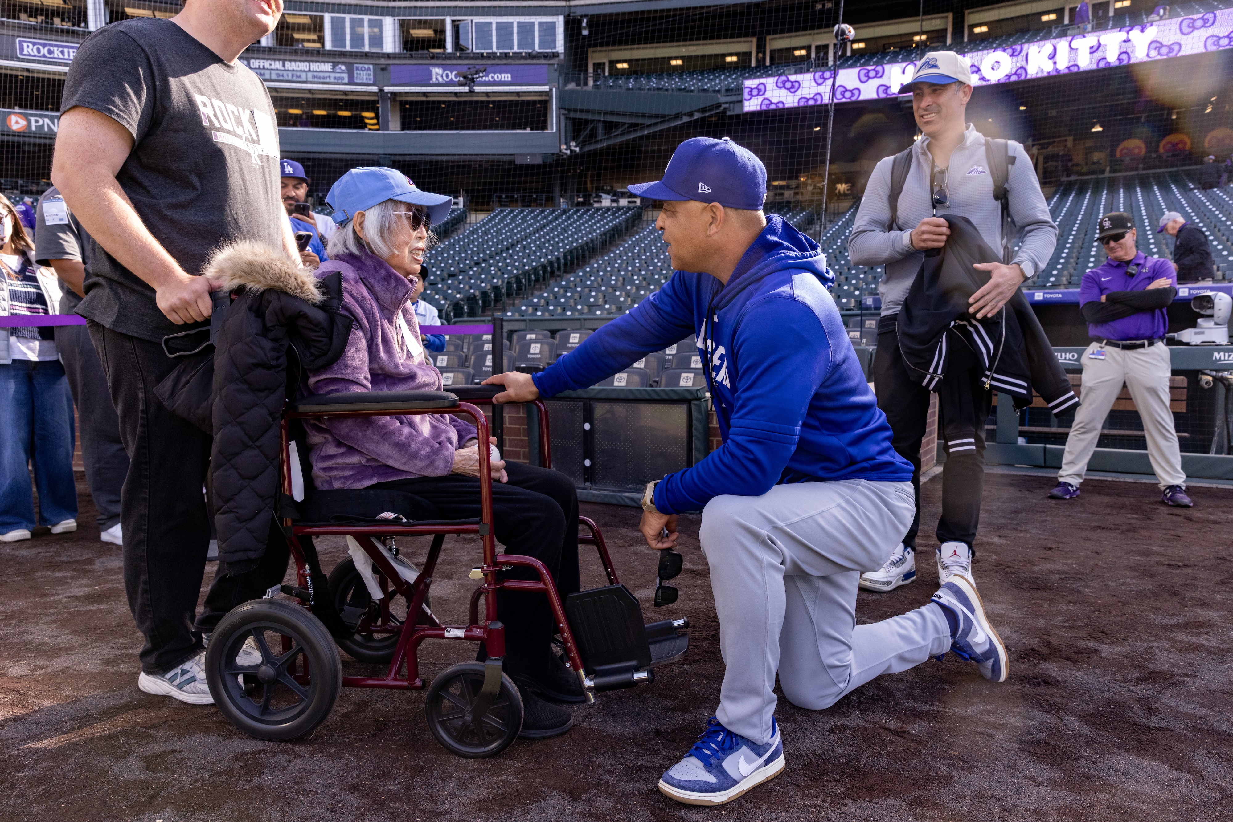 Dave Roberts con Momoyo Nakamoto Kelly, una aficionada de 100 años, previo al Dodgers vs. Rockies.