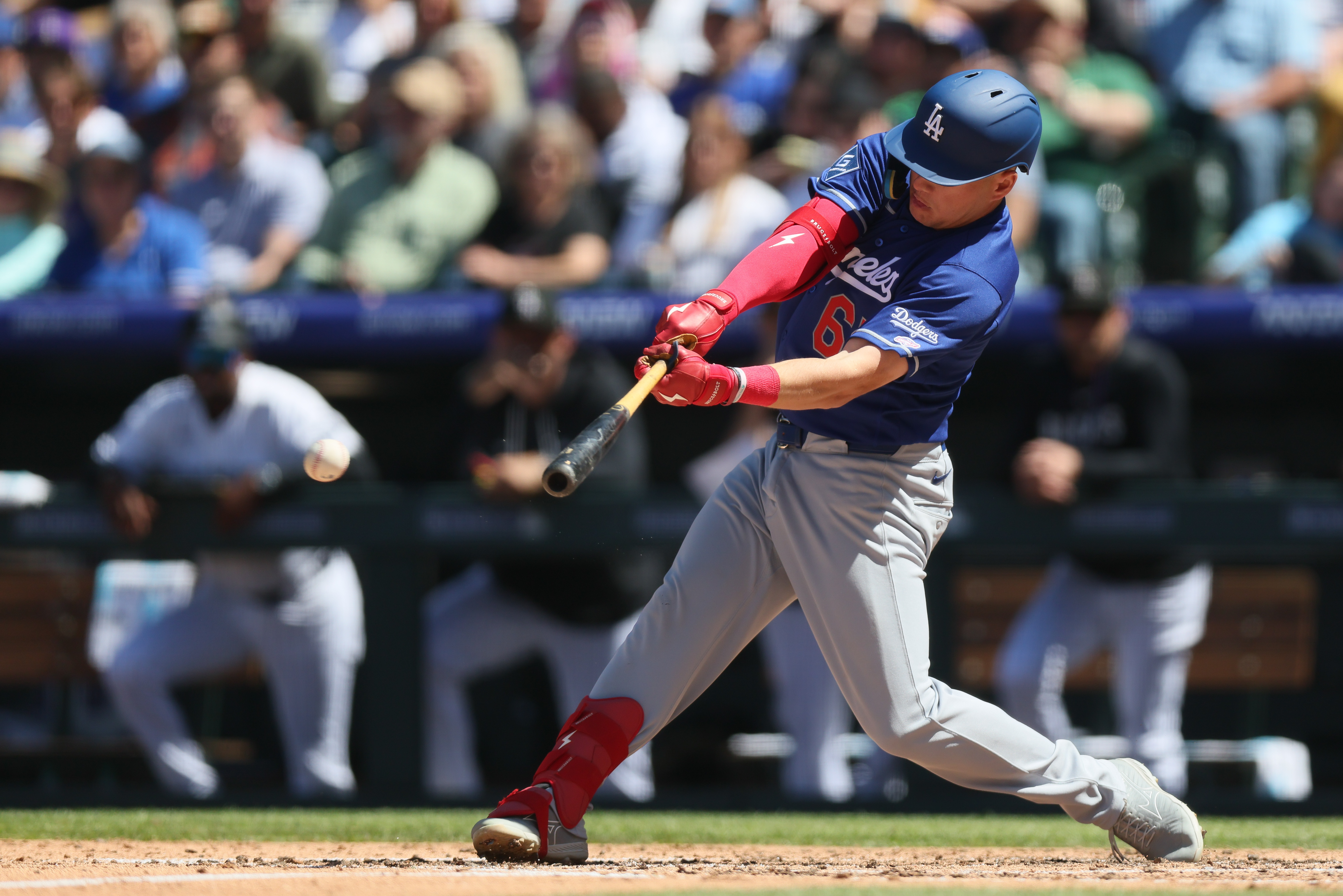 Ryan Ward bateando en su debut en la MLB durante el juego entre Los Angeles Dodgers y Colorado Rockies el 19 de abril de 2026