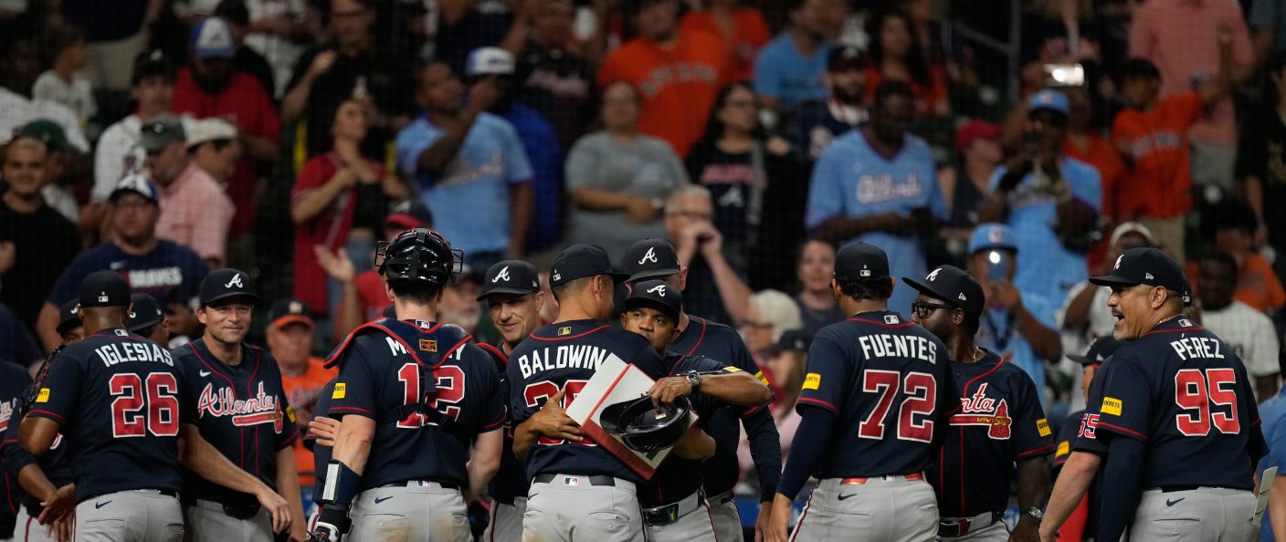 Action du match entre les Braves et les Astros, au Daikin Park.