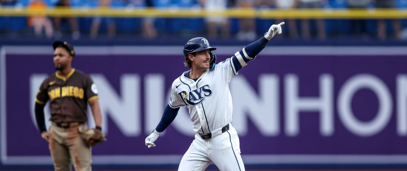 Jonny DeLuca célèbre son home run égalisateur contre les Padres au Tropicana Field.