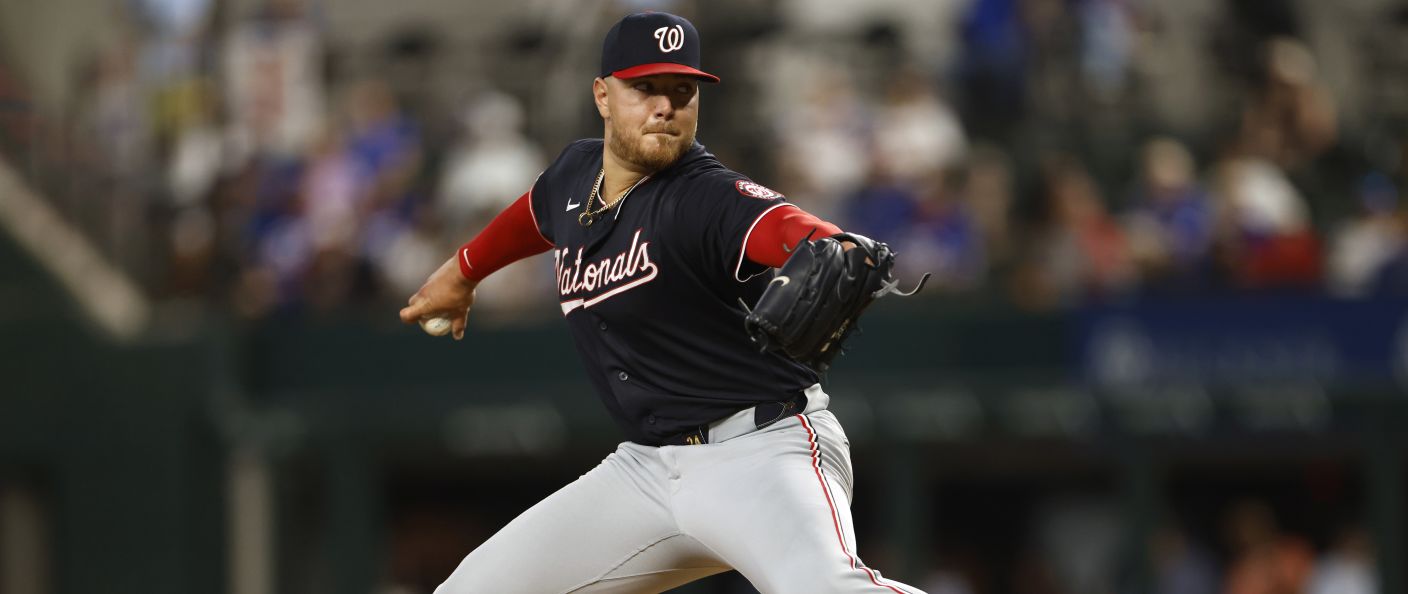 Action du match entre les Nationals et les Rangers, au Globe Life Field.