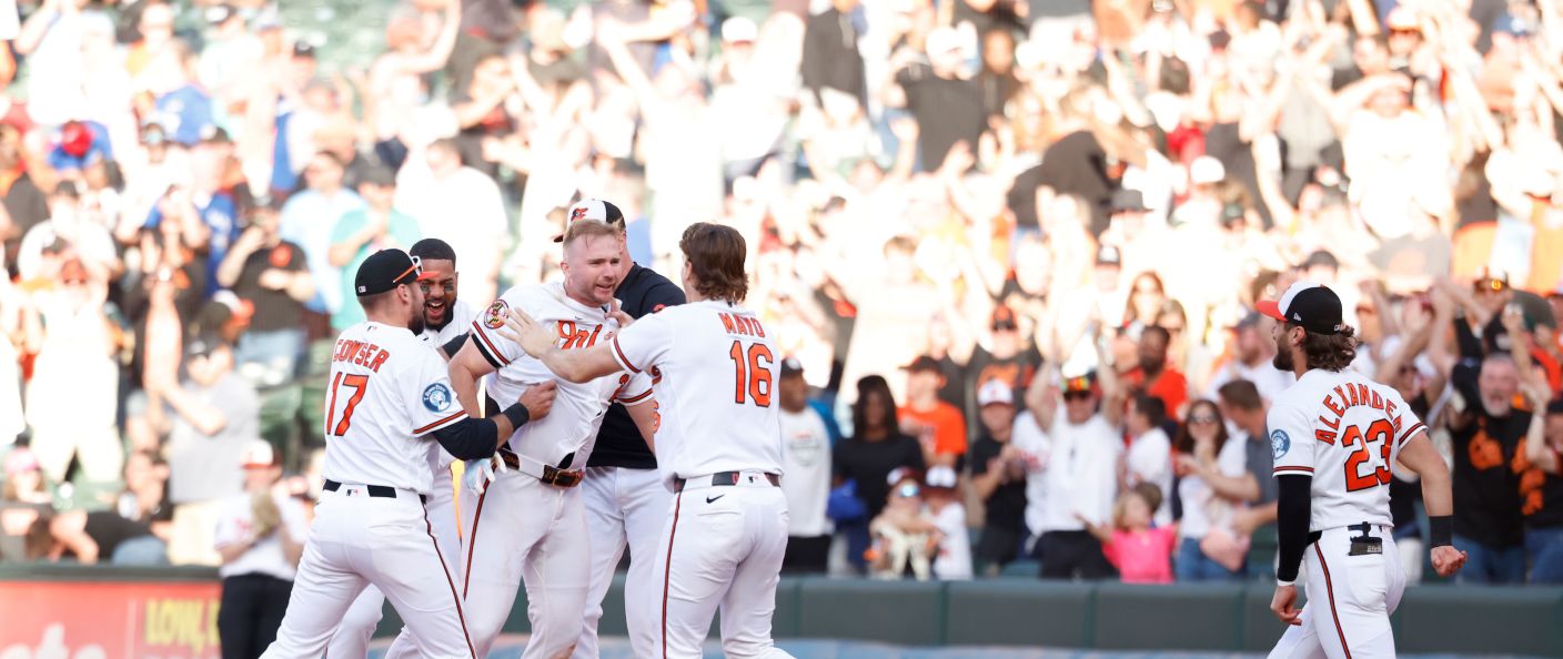 Action du match Orioles - Jays au Oriole Park at Camden Yards.