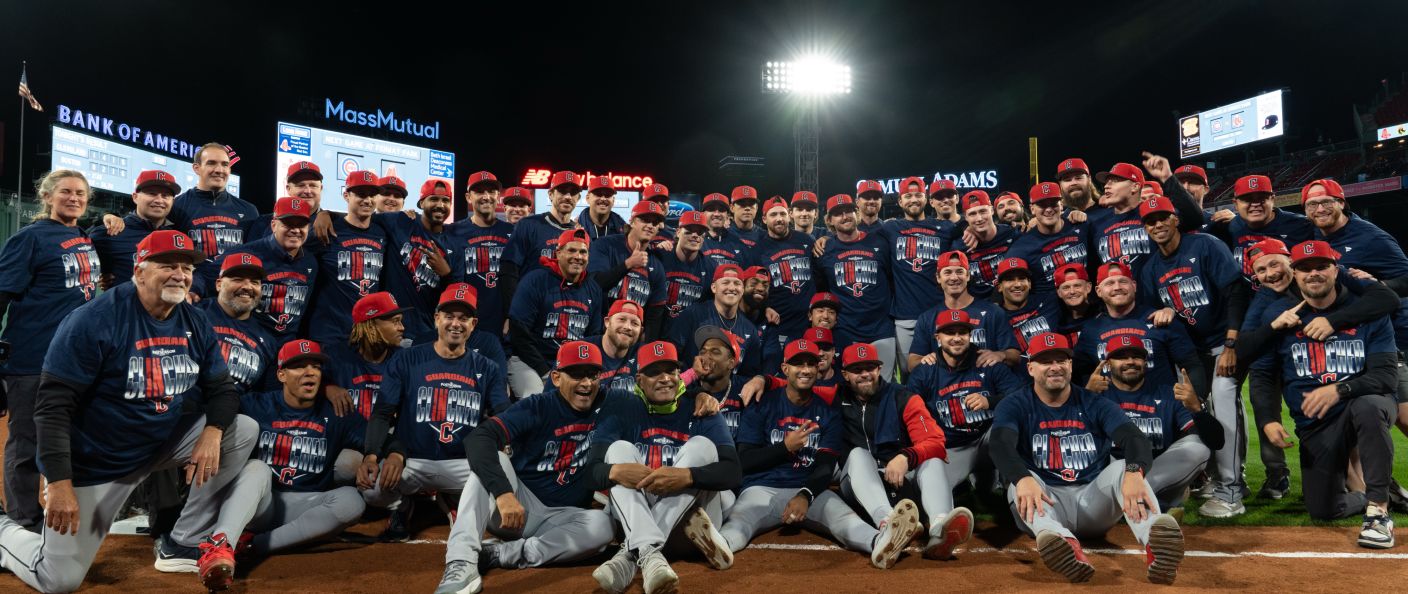 Action du match Red Sox - Guardians au Fenway Park.