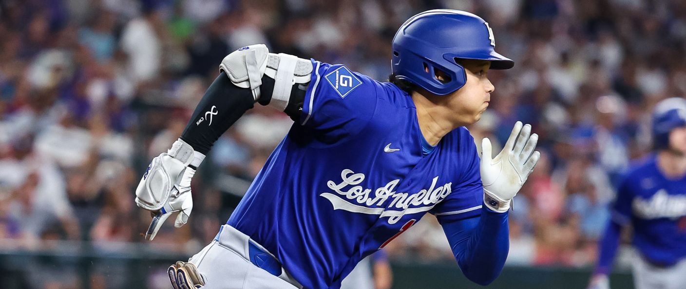 Shohei Ohtani court vers la première base face aux Diamondbacks à Chase Field.